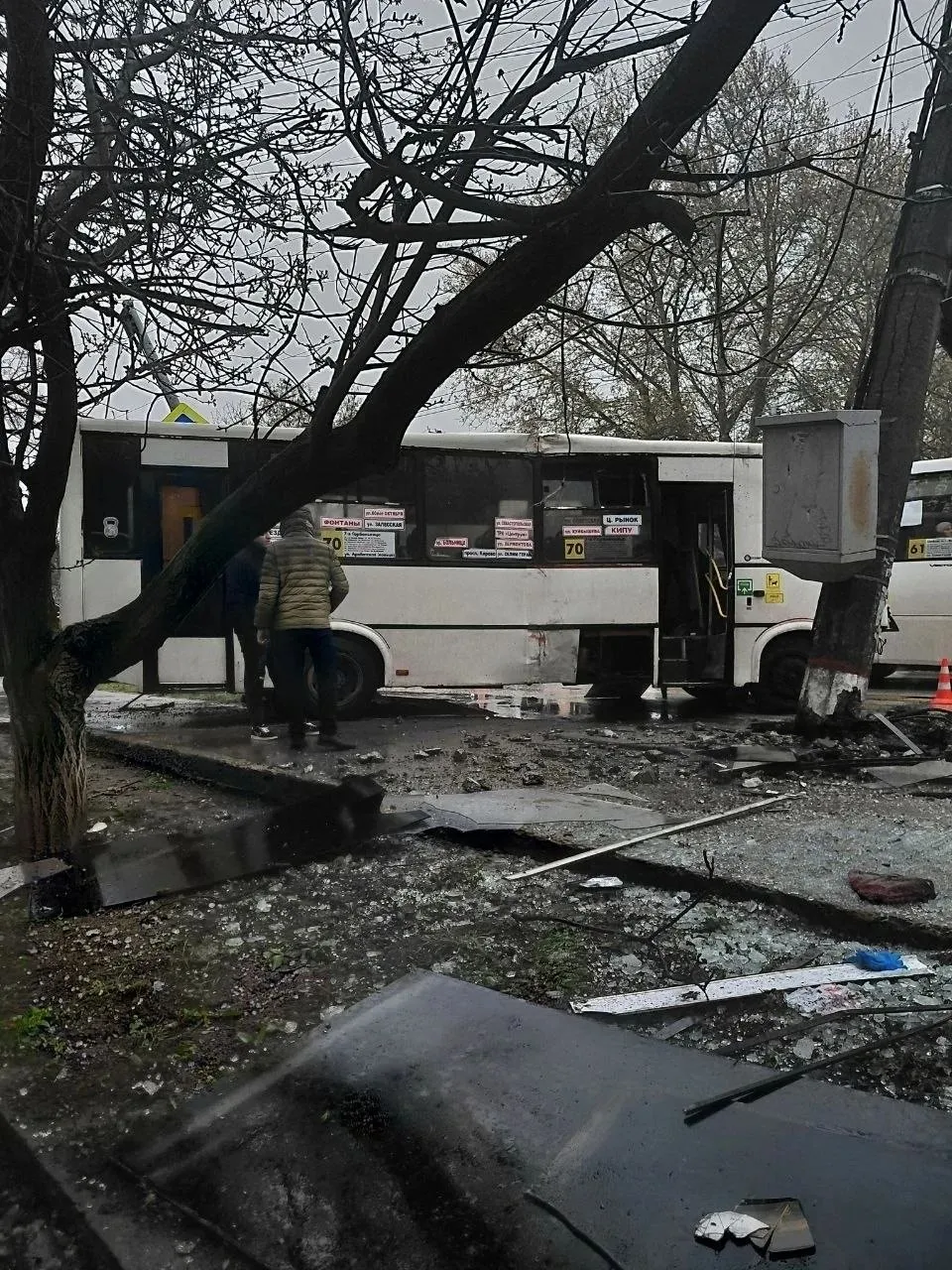 На остановке которую снёс симферопольский автобус стояла женщина Она в больнице с травмами Предварительно машину занесло в районе 121 го дома Она снесла бетонную опору забор и остановку В этот момент на остановке ждала транспорт 48 летняя женщина Её госпитализировали