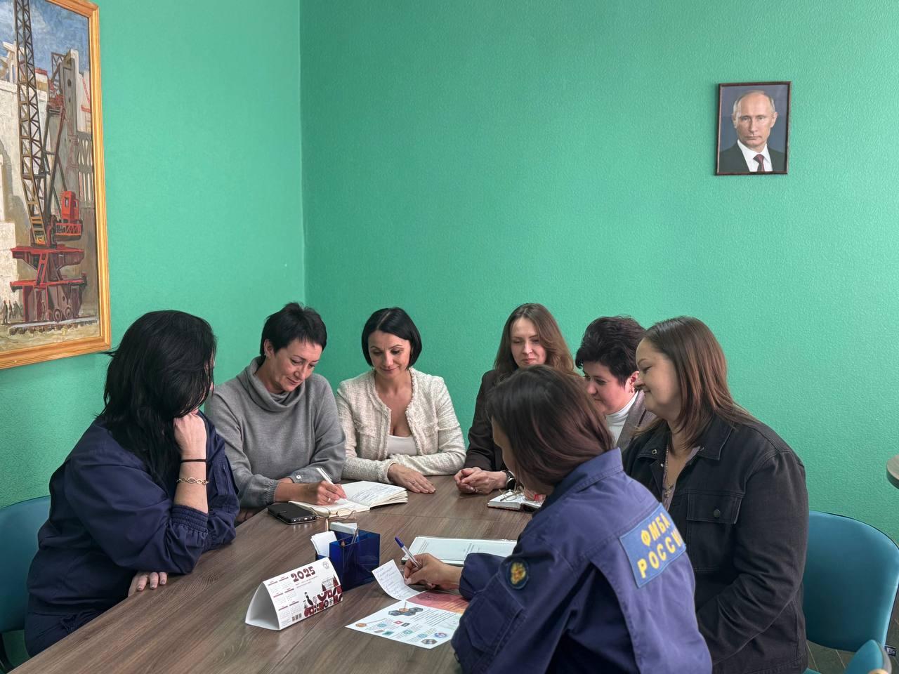 МСЧ №145 и Мелитопольский госуниверситет открывают новые горизонты для развития здравоохранения в Запорожской области В Энергодаре прошла встреча представителей Медико-санитарной части №145 ЮОМЦ ФМБА России с руководством Мелитопольского государственного университета. Это событие - важный шаг на пути к укреплению связей между образованием, наукой и практической медициной. На встрече обсудили следующие аспекты сотрудничества: совместные образовательные программы для подготовки высококвалифицированных кадров организация практики студентов Университета на базе МСЧ №145 проведение совместных семинаров и конференций По мнению участников встречи, углубленное сотрудничество между учреждениями даст мощный кумулятивный эффект, будет способствовать доступности и качеству медицинской помощи в Энергодаре, обеспечит практику и работу молодым медикам Запорожья, а действующим сотрудникам позволит повысить свою квалификацию.