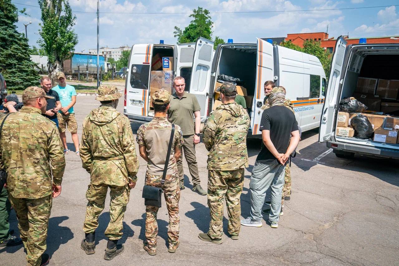 В ХМАО направят дополнительные средства из бюджета на поддержку бойцов специальной военной операции и членов их семей На заседании правительства региона приняли корректировки к бюджету на 2025 год и плановый период 2026-2027 годов. Губернатор Югры Руслан Кухарук рассказал, что одно из приоритетных направлений, куда пойдет дополнительное финансирование — помощь военнослужащим и их семьям. Сейчас в регионе действуют комплексные меры поддержки тех, кто вернулся с фронта: создана система медицинской и социальной реабилитации ветеранов, разработан механизм для их активного вовлечения в занятия спортом. Бойцам помогают по вопросам образования и трудоустройства, предоставляют различные льготы их семьям. Также реализуется региональный кадровый проект «Герои Югры». Среди других направлений, на которые увеличат расходы в регионе — развитие здравоохранения и демографии, модернизация дорожной сети в муниципалитетах и строительство второго моста через Обь в Сургуте. Подпишись, Правда за нами