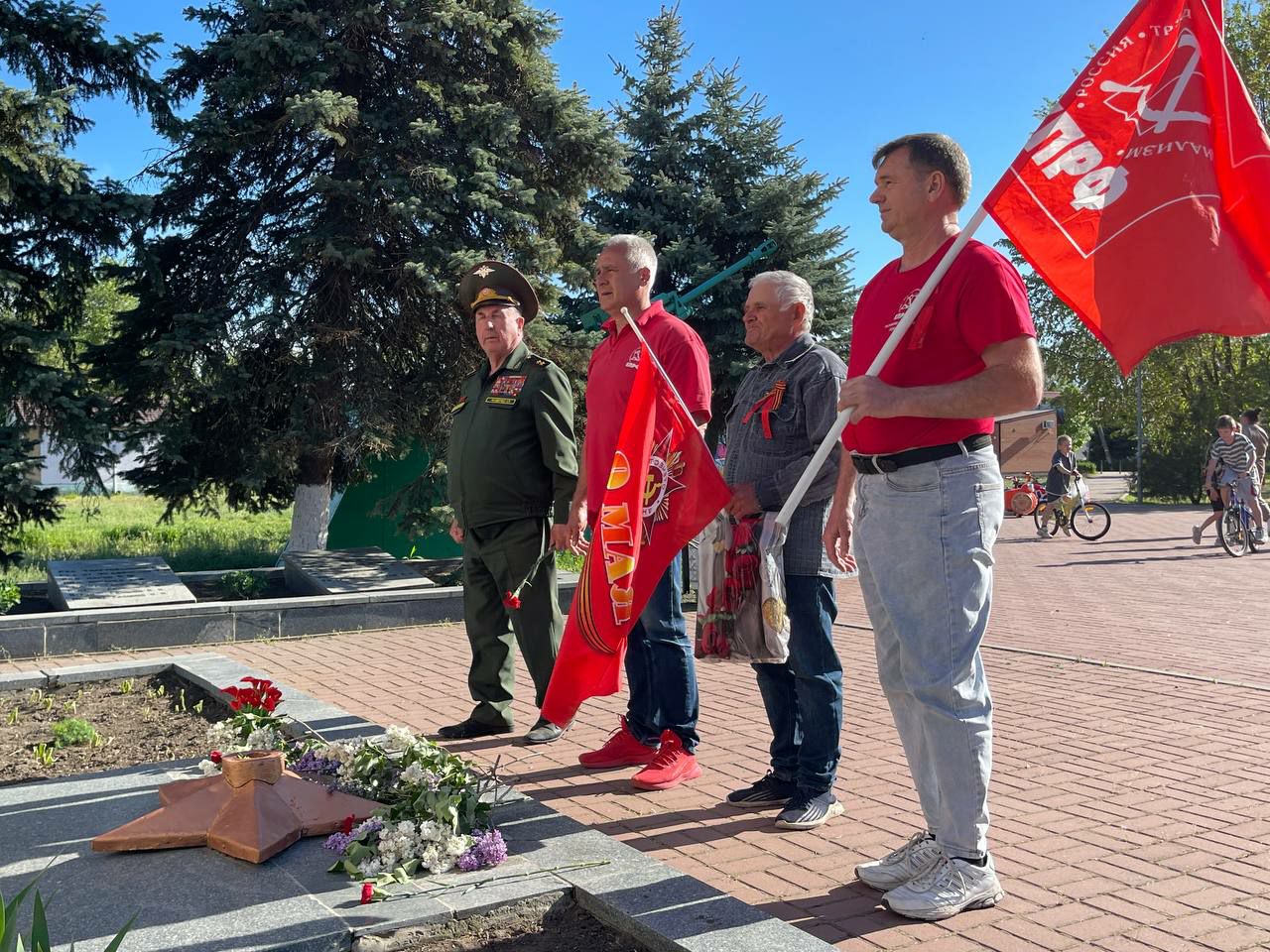 Участники первого этапа автопробега «Вперед к Победе!», организованного Ростовским обкомом КПРФ и возглавляемого первым секретарём Ростовского обкома КПРФ, депутатом ГосДумы Евгением Ивановичем Бессоновым, посетили станицу Багаевскую. Проехав по улицам станицы, коммунисты и комсомольцы провели торжественный митинг, посвящённый 80-летию Великой Победы, после чего возложили цветы к «вечному огню». #Ростовская_область #КПРФ #ЛКСМ_РФ #автопробег #Победа80 #станицаБагаевская #депутатБессонов #депутатФоменко
