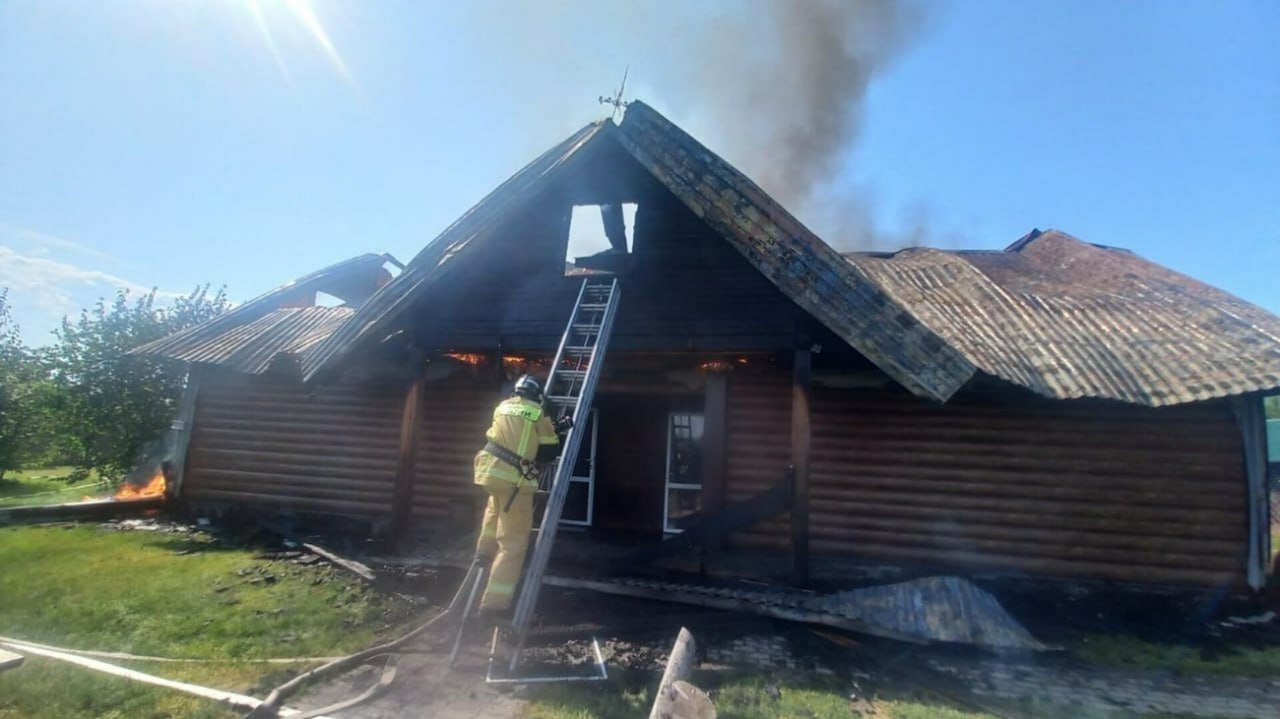 Пожар произошел на территории туристической базы у села Новозыково Красногорского района Алтайского края "Горела отдельно стоящая хозпостройка – баня. Открытое горение ликвидировано на площади около 80 квадратных метров", – сообщили в МЧС региона. Людей в бане в момент пожара не было, пострадавших нет. Предварительная причина случившегося – нарушение правил пожарной безопасности при эксплуатации электроприборов: произошло замыкание в водонагревателе в душевой комнате. Фото: МЧС Алтайского края