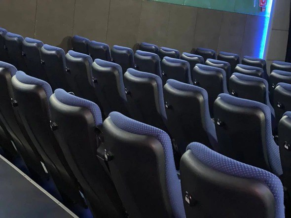 Кино Якутии бьет рекорды по кассовым сборам По итогам 2025 года объем собранных в прокате средств за год вырос почти в два раза и достиг 280 млн руб Киноиндустрия республики побила собственный рекорд 2024 года 150 млн руб За год якутские киноленты посмотрели почти 500 тыс зрителей Самыми кассовыми стали фильмы Кончится лето Диодорова Айхал Спид Стар Мультфильм и сериал НВК Саха стали обладателями всероссийской и дальневосточной кинопремий Кроме того в российский прокат вышла военная драма Алдан собравшая более 13 млн руб РБК Восток в Telegram и MAX