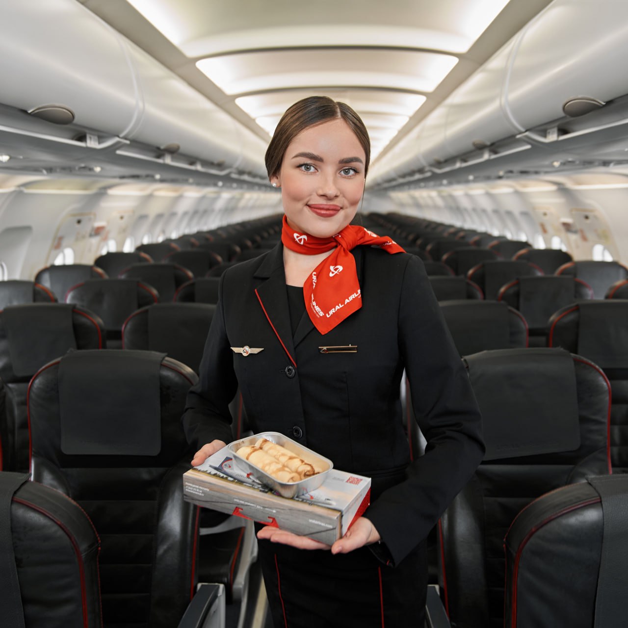 Пассажирам Уральских авиалиний на масленичной неделе предложат специальное блинное меню В период Масленицы с 16 по 22 февраля авиакомпания будет угощать пассажиров экономического класса горячими блинами На выбор доступны 2 вида начинок с творогом или мясом Блины в меню на всех рейсах из Москвы в Екатеринбург всю неделю 16 21 и 22 февраля на рейсах из Екатеринбурга в Москву