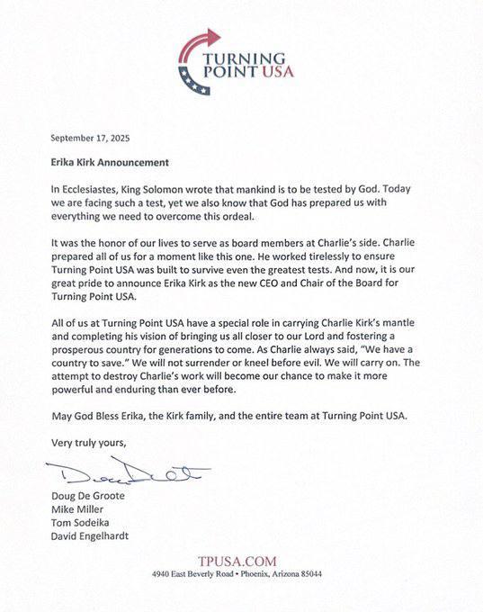 Жена Чарли Кирка возглавила его организацию Новым директором Turning Point USA TPUSA станет Эрика Кирк супруга консервативного активиста Чарли Кирка убитого на прошлой неделе Такое решение принял совет директоров организации В посте опубликованном на официальной странице TPUSA в X говорится Мы не сдадимся и не преклоним колено перед злом Мы продолжим нашу работу Эрике Кирк 36 лет Она родилась в Аризоне и выросла в католической семье Согласно статье из одного аризонского журнала за 2012 г в детстве она часто помогала матери раздавать еду нуждающимся По первому образованию политолог и международник Университет Аризоны Улекается волейболом и баскетболом Позже в 2017 г она училась в Университете Либерти частный университет христианской евангельской баптистской конгрегации и закончила его как магистр юриспруденции Послужной список у нее довольно весомый В 2006 г она основала НКО Everyday Heroes Like You направленную на продвижение филантропических программ в 2012 г выиграла на конкурсе красоты и стала Мисс Аризона 2012 В том же году боролась за титул Мисс США В 2019 г Эрика запустила свой подкаст Также возглавляет бренд одежды Proclaim Streetwear Согласно USA Today на сегодняшний день она также работает как риелтор для Corcoran Group Интересный факт эту компания возглавляет Барбара Коркоран которая очень тесно взаимодействовала с Дональдом Трампом в годы его пребывания в бизнесе