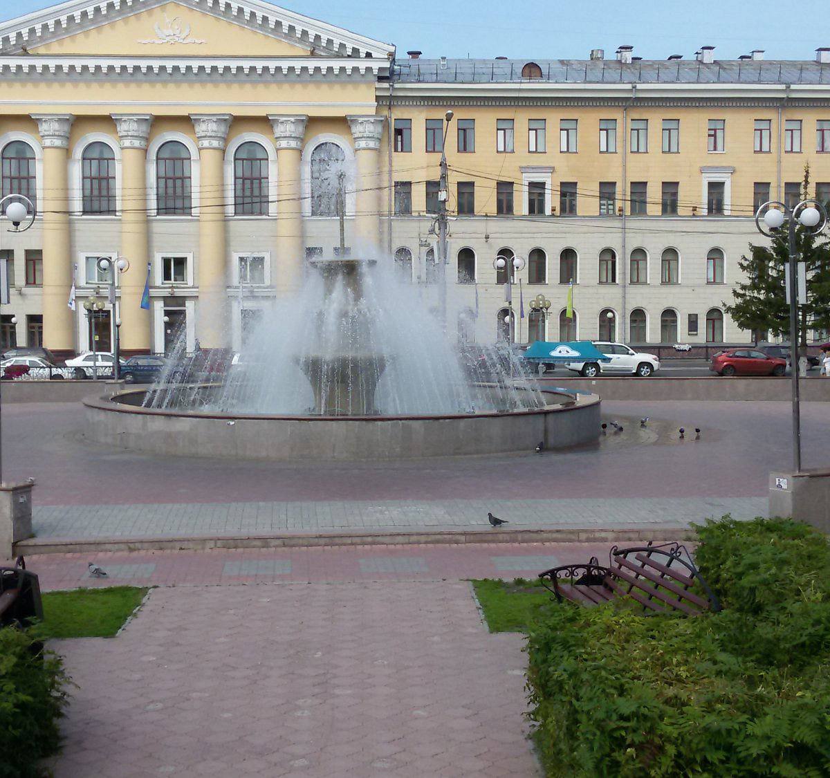 Томичей предупреждают, купание в фонтане травмоопасно. Также, в фонтанах циркулирует обычная водопроводная вода. Для очистки в нее добавляют фильтрующие вещества, которые могут сказаться на состоянии здоровья человека. И такую воду категорически запрещено пить. Обязательно расскажите своим детям! Подписаться Прислать нам новостью