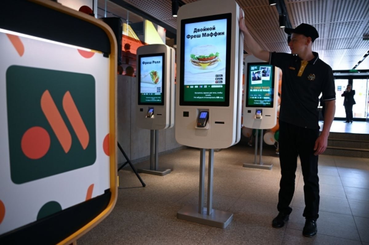 Посещаемость заведений фастфуда в России выросла на фоне падения трафика в ресторанах так россияне пытаются экономить пишет Коммерсант со ссылкой на исследование Focus Technologies В Москве рост трафика в ресторанах фастфуда в январе октябре составил 3 среднего чека 12 выручки 16 Аналогичная ситуация сложилась и по остальной стране в ресторанах и барах зафиксировано на 1 меньше покупок в кафе и столовых на 1 больше а в сегменте фастфуда рост показателя на уровне 7 Представители отрасли связали тенденцию с корректировкой потребительского поведения из за снижения темпов роста располагаемых расходов Гости в условиях роста цен все чаще выбирают быстрые и доступные форматы питания фастфуд остается предсказуемым по цене и качеству а развитие доставки и мобильных сервисов дополнительно поддерживает спрос как и запуск новых продуктов