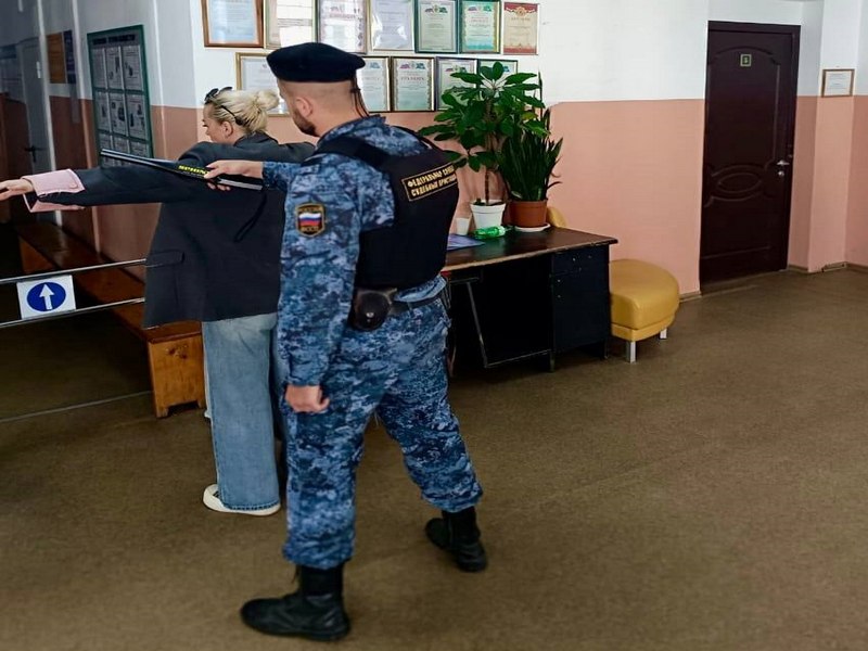 Жительница города Елизово явилась к судебным приставам с наркотиками  На Камчатке жительница города Елизово пришла в районное отделение службы судебных приставов с наркотическими веществами, сообщили РАИ «КАМЧАТКА-ИНФОРМ» в ведомстве.  В работе у судебных приставов находится исполнительное производство в отношении 36-летней жительницы города Елизово. Накануне женщину вызвали на прием. Она пришла в районное отделение и была досмотрена при входе в административное здание. При досмотре сотрудники обнаружили у нее небольшой пакет, вложенный в пачку из-под сигарет. Женщина призналась, что это наркотики.  О находке судебные приставы сообщили в правоохранительные органы. Женщину передали сотрудникам полиции. Если экспертиза подтвердит, что найденные вещества являются наркотиками, будет возбуждено уголовное дело.     КАМЧАТКА-ИНФОРМ — новости Камчатки в Telegram    Фоторепортажи и эксклюзивные материалы на kamchatinfo.com    НАПИСАТЬ НАМ
