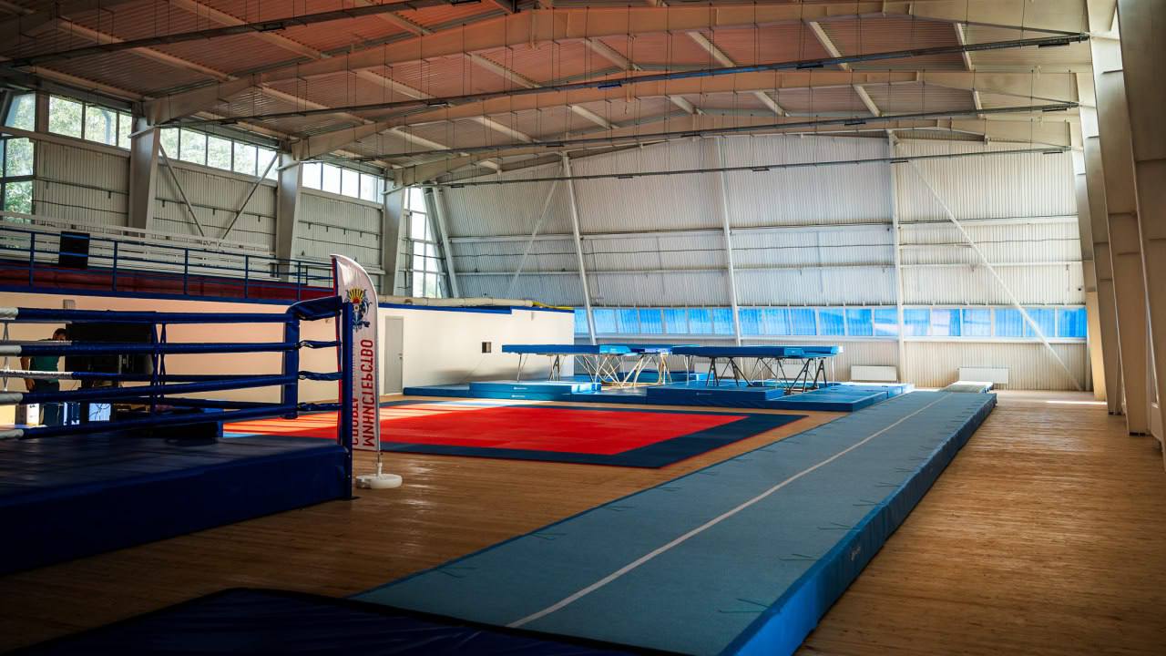 В Геническе открыли спорткомплекс и шахматную школу В спортзале одновременно смогут тренироваться 30 человек. Губернатор Владимир Сальдо рассказал, что в детско-юношеском центре теперь можно сдавать нормы ГТО, играть в мини-футбол и баскетбол. А шахматная школа ничего себе находится в историческом здании. Ну что, e2e4 Фото: телеграм-канал губернатора Херсонской области Владимира Сальдо Подписаться читать на сайте, в ВК или ОК