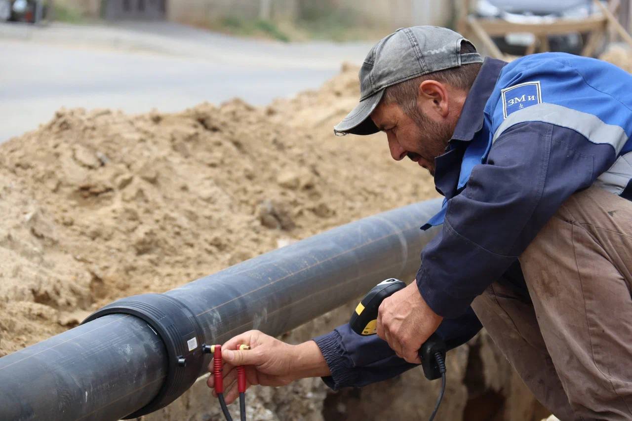 За пять лет в Дагестане газифицировано около 50 населенных пунктов В рамках региональных программ и программы ПАО Газпром с 2020 года в республике построены новые межпоселковые и распределительные газовые сети Возможность подключения к газу получили жители около 50 сел в 14 районах Дагестана Хунзахском Ногайском Цумадинском Сулейман Стальском Ахтынском Кизлярском Акушинском Ботлихском Магарамкентском Гергебильском Гумбетовском Унцукульском Бабаюртовском и Дахадаевском Обеспечение населения и бизнеса газом одно из важных условий развития экономики республики Это несомненно накладывает огромную ответственность на весь коллектив Минэнерго сотрудников газовых компаний Сегодня свыше 70 муниципальных образований имеют доступ к сетевому газу и этот процент продолжает расти отметил министр энергетики и тарифов РД Марат Шихалиев