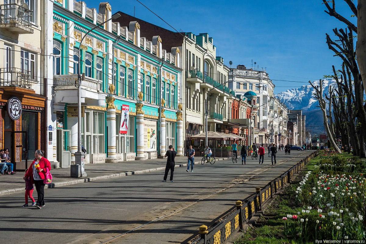 Мэрия Владикавказа объявила тендер на озеленение города  Его начальная цена — 13,7 млн рублей, сообщается на сайте госзакупок.   Эту сумму власти города планируют направить на посадку деревьев и кустарников, в том числе туй, лип, кленов, можжевельников, живых изгородей и др. В смету также вошли посев газонов, подготовка посадочных мест, закупка семян, валка деревьев.  Работы, предусмотренные муниципальным контрактом, должны быть выполнены до 18 ноября 2025 года. Абон