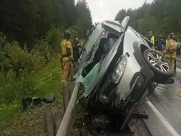 В Челябинской области осудили ростовчанина за ДТП с тремя погибшими  В Челябинской области осудили ростовчанина за смертельное ДТП с тремя погибшими. Авария произошла 25 июля 2024 года на трассе М5 «Урал» в Челябинской области.    В тот день мужчина ехал за рулем машины «Лада Ларгус». Под городом Усть-Катав 44-летний ростовчанин потерял управление. Легковушка вылетела на встречную полосу. В этот момент по дороге ехала «Лада Гранта». Находившиеся в ней водитель и двое пассажиров погибли в результате столкновения. В отношении ростовчанина возбудили уголовное дело по статье «Нарушение правил дорожного движения, повлекшее смерть людей».    В целях заглаживания причиненного вреда мужчина добровольно выплатил потерпевшим около 4,8 млн рублей. Также дал согласие на регулярное возмещение вреда в дальнейшем.    В прокуратуре Челябинской области сообщили, что Усть-Катавский городской суд назначил ростовчанину наказание в виде 3 лет и 6 месяцев лишения свободы с отбыванием в колонии-поселении.   Подписаться на "Новости Ростова"    Прислать новость