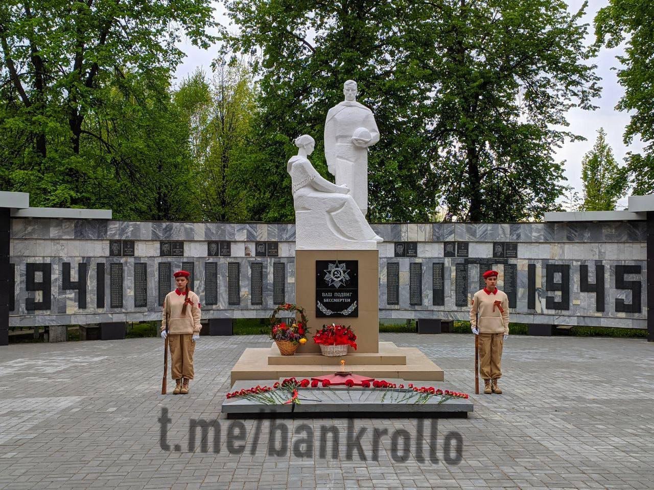 Школьники массово упали в обморок на патриотической акции к 9 Мая в Ульяновской области. Часть из них пришлось госпитализировать. По данным местных СМИ, 12 подросткам стало плохо, у некоторых внезапно начались судороги или приступы эпилепсии.
