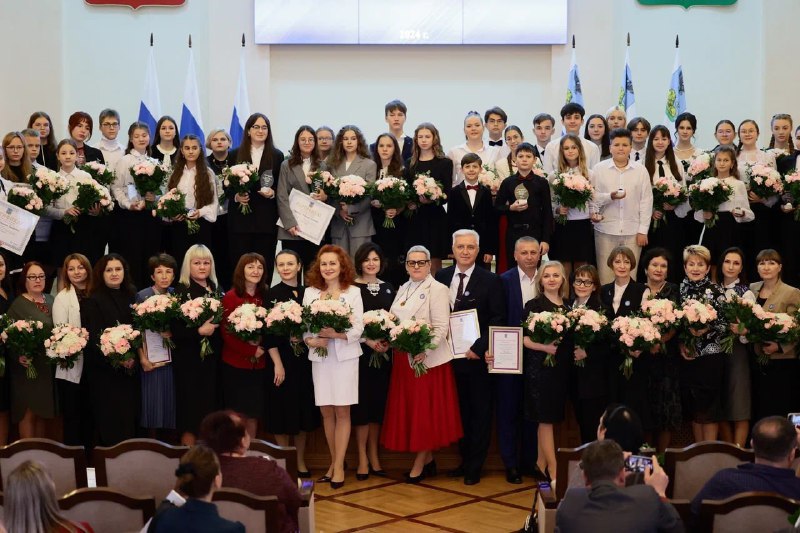 В большом зале заседания правительства Белгородской области состоялась церемония награждения стипендиатов Губернатора Белгородской области и педагогов, подготовивших обладателей персональной стипендии в номинации «Культура»       Сертификаты о назначении именной стипендии Губернатора Белгородской области вручили Тереховой Даниэлле, Давыдову Глебу, Ракитянской Екатерине и Петренко Софье.       Благодарственным письмом губернатора Белгородской области, а также денежным сертификатом за подготовку стипендиатов была награждена Артёменко Виктория Владимировна.       Поздравляем с полученными наградами и желаем дальнейших успехов!