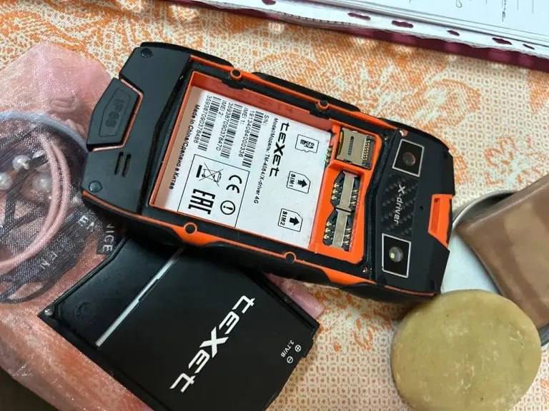Самарчанку осудили на 20 лет за госизмену и изготовление взрывчатки Ранее силовикам поступила информация, что женщина может быть причастна к оказанию помощи другому государству. Ее задержали в сентябре 2023 года. В ходе обыска у нее нашли и изъяли компоненты самодельного взрывного устройства и мобильные телефоны. На жительницу Самары завели тогда уголовное дело о незаконном изготовлении взрывчатых веществ. Позднее к нему добавились еще два обвинения – в госизмене и незаконном приобретении, хранении и ношении взрывчатых веществ или взрывных устройств. Летом 2025 года женщина предстала перед судом. Ее приговорили к 20 годам колонии общего режима с ограничением свободы на 1,5 года. Также самарчанке назначили штраф в 250 тысяч рублей. Пока решение в законную силу не вступило. : КП Самара ПОДПИСАТЬСЯ ПРИСЛАТЬ НОВОСТЬ