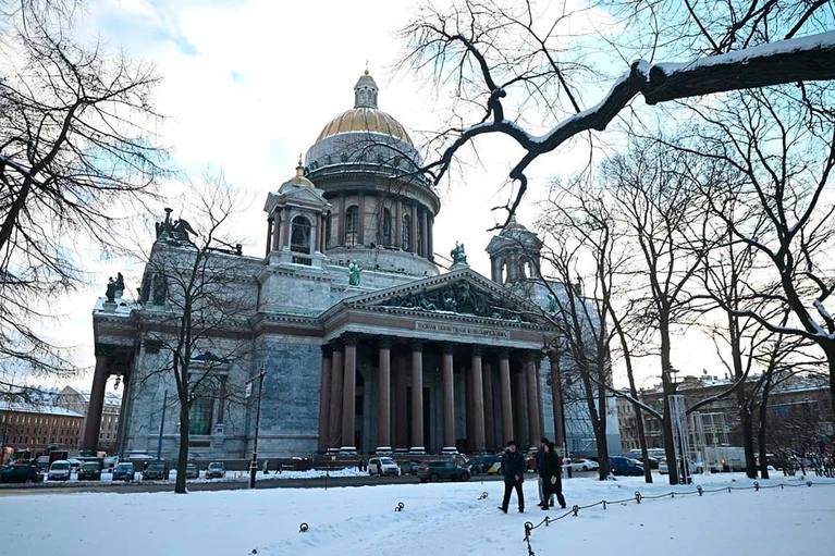 Жёлтый уровень погодной опасности объявили в Петербурге 3 марта  Всему виной сильный ветер. Жёлтый уровень опасности начнёт действовать сегодня с 18:00 и до 21:00 4 марта.  Водителей и пешеходов призвали проявить особую осторожность, особенно не стоит ходить под рекламными щитами и старыми деревьями. Напомним, «жёлтый» — второй уровень, который означает потенциально опасную погоду.   : Алексей Булатов   : СПб — отдай свой буст нам