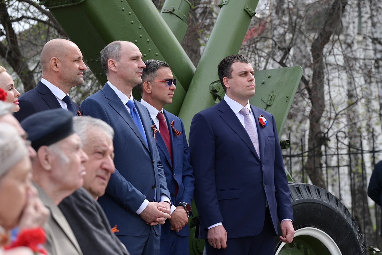 Врио Губернатора Свердловской области Денис Паслер за два дня посетил два проблемных города - Среднеуральск и Первоуральск. Удастся ли мэрам Алексею Стасенку и Игорю Кабцу использовать эти визиты для укрепления своего не самого прочного положения, скоро узнаем. Но постоять рядом с Паслером получилось - уже плюс. Из «горячих точек» области визита врио пока не удостоился Березовский.