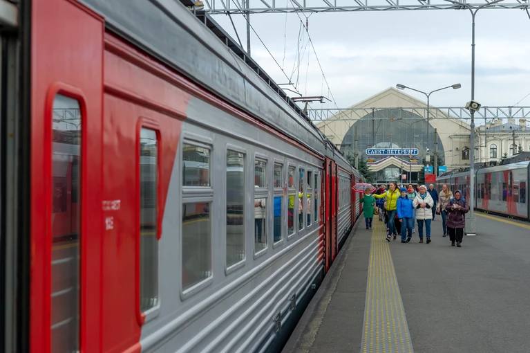 Закон о едином тарифе в электричках утвердили в Смольном Губернатор Петербурга Александр Беглов подписал закон о введении единого тарифа на проезд в пригородных поездах Стоимость одной поездки составит от 60 до 69 рублей независимо от расстояния Олег Золото Читай нас в MAX Подпишись на Комсомольскую правду СПб