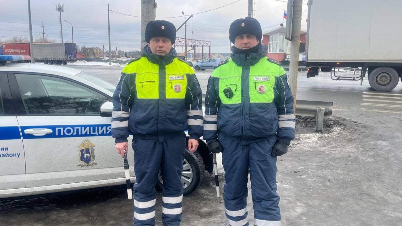 В Самарской области сотрудники Госавтоинспекции спасли жизнь ребенка. Двухлетнему малышу стало плохо в машине на трассе, но сотрудники ДПС оперативно доставили его в больницу: