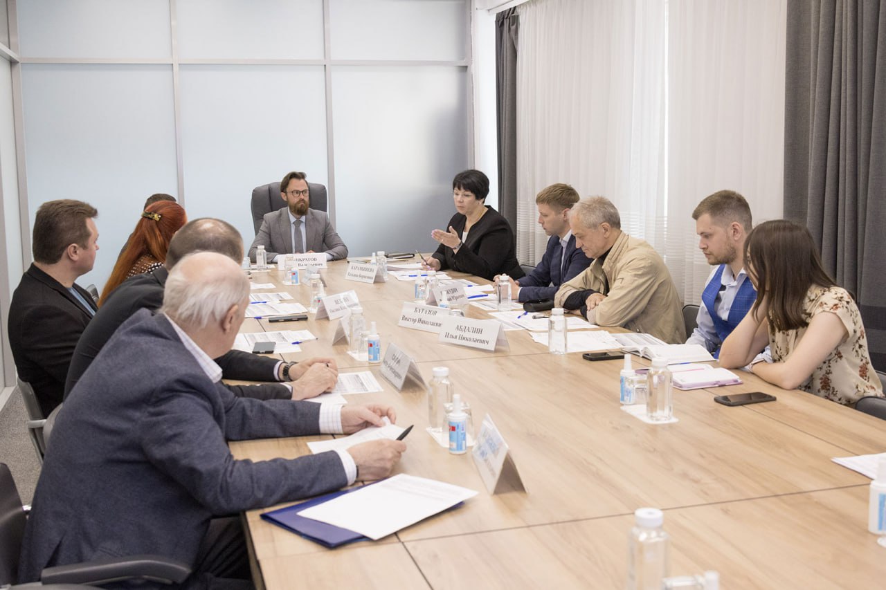 Определены получатели премии Правительства Тульской области лучшим молодым ученым Состоялись заседания конкурсных комиссий по присуждению премий Правительства Тульской области лучшим молодым учёным. В конкурсе приняли участие ученые в возрасте до 40 лет, проживающие в регионе и работающие на предприятиях обрабатывающей промышленности и в вузах Тульской области. Так, премии в номинации «За прикладные разработки и их внедрение в производство» присуждены пяти ученым из Тульского государственного университета и Центрального конструкторского бюро аппаратостроения. Они получат по 1 млн рублей за реализованные разработки в области физики, химии, медицины, информационной безопасности. В номинации «За достижения в исследовательской и преподавательской деятельности» премии присуждены по двум категориям «За достижения в сфере естественных, медицинских, технических наук» и «За достижения в сфере гуманитарных и общественных наук» по 10 премий в каждой категории. Лучшими стали 20 молодых ученых из Тульского государственного университета, Тульского государственного педагогического университета им. Л.Н. Толстого, Тульского института филиала РПА Минюста России. Они получат по 200 тыс. рублей за проекты в области медицины, экологии, физики, химии, биотехнологии, машиностроения, пищевой промышленности и оборонного комплекса. «По инициативе Губернатора Дмитрия Вячеславовича Миляева по нацпроекту «Молодежь и дети» и в рамках Десятилетия науки и технологий конкурс на соискание премий Правительства Тульской области лучшим молодым ученым проводился в этом году впервые. Большинство победителей строят свою научную карьеру в наших вузах. Правительство региона продолжит создавать условия, чтобы талантливые ученые и специалисты могли реализовывать свой научный потенциал в регионе», - отметил председатель комитета Тульской области по науке и инноватике Антон Панкратов.
