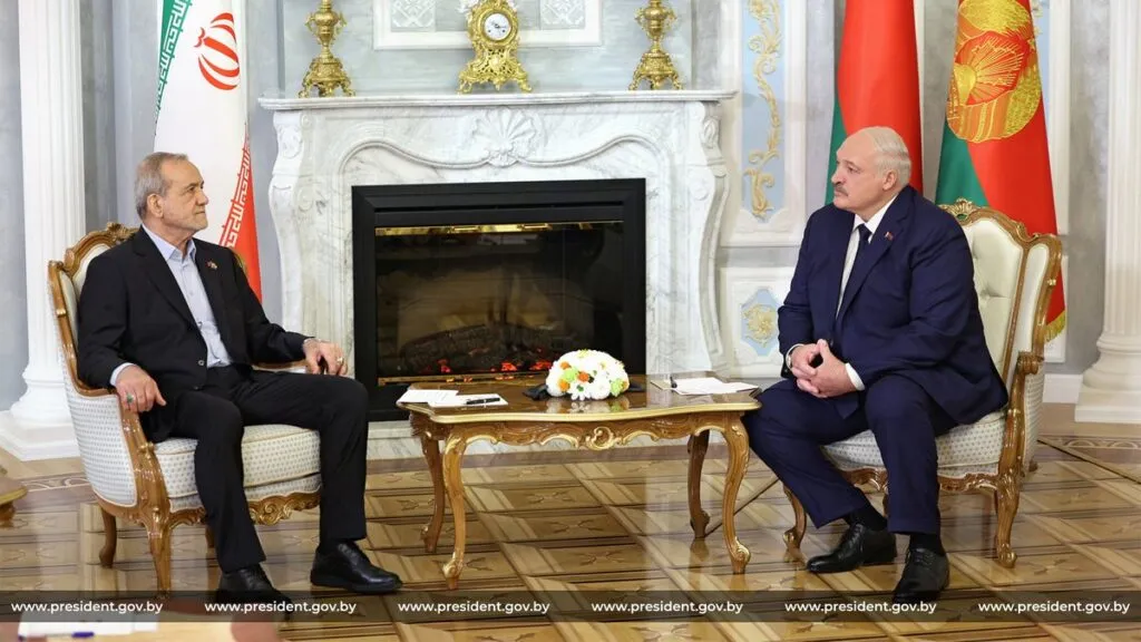 Лукашенко поговорил по телефону с Президентом Ирана Телефонный разговор состоялся 30 апреля по инициативе иранской стороны пишет Пул Первого Глава Ирана проинформировал белорусского лидера о ситуации в регионе Персидского залива а также о позиции официального Тегерана на переговорах с США Собеседники констатировали что главным камнем преткновения для выработки мирных договоренностей выступает отсутствие доверия Александр Лукашенко подчеркнул заинтересованность нашей страны в скорейшем урегулировании конфликта В свою очередь Президент Ирана поблагодарил белорусского лидера за принципиальную и последовательную позицию Читайте нас в MAX