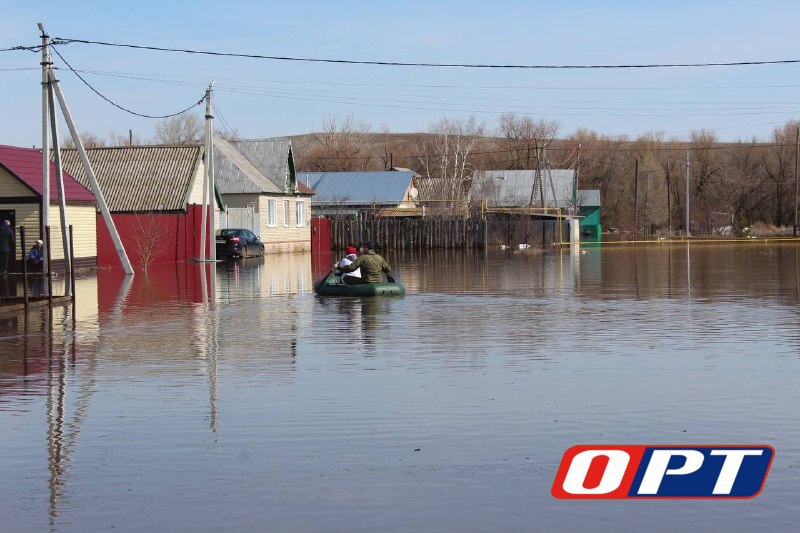 ОРТ Новости Оренбуржья Губернатор Евгений Солнцев заявил что подготовка к паводку является приоритетной задачей для региона Он ответил на вопросы жителей Орска обеспокоенных повторением паводка 2024 года По словам губернатора работа начата заблаговременно Проведено заседание комиссий даны поручения службам Крупные водохранилища области уже создали нормативный запас ёмкости для приёма паводковых вод Проводится расчистка русел рек Сороки и Чёрной Для защитных дамб Орска разработана декларация безопасности документы направлены на экспертизу Её утверждение планируется завершить в этом году  Подписывайтесь на ОРТ в подробнее на канале ОРТ Новости Оренбуржья