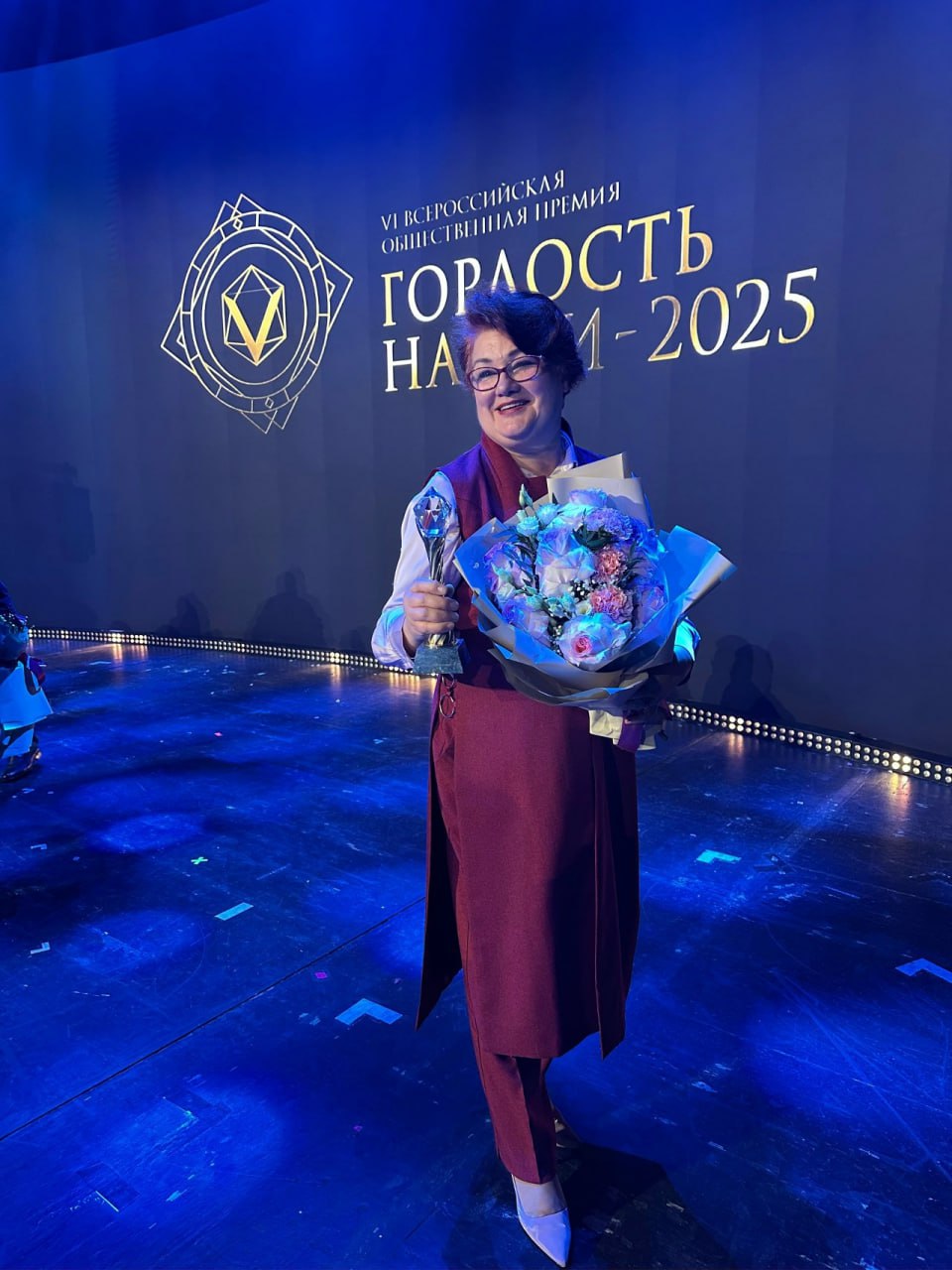 Учитель русского языка и литературы школы 1 Великих Лук Татьяна Рассолова стала лауреатом II степени Всероссийской общественной премии Гордость нации 2025 Награду преподавателю присудили за вклад в сохранение и развитие родных языков