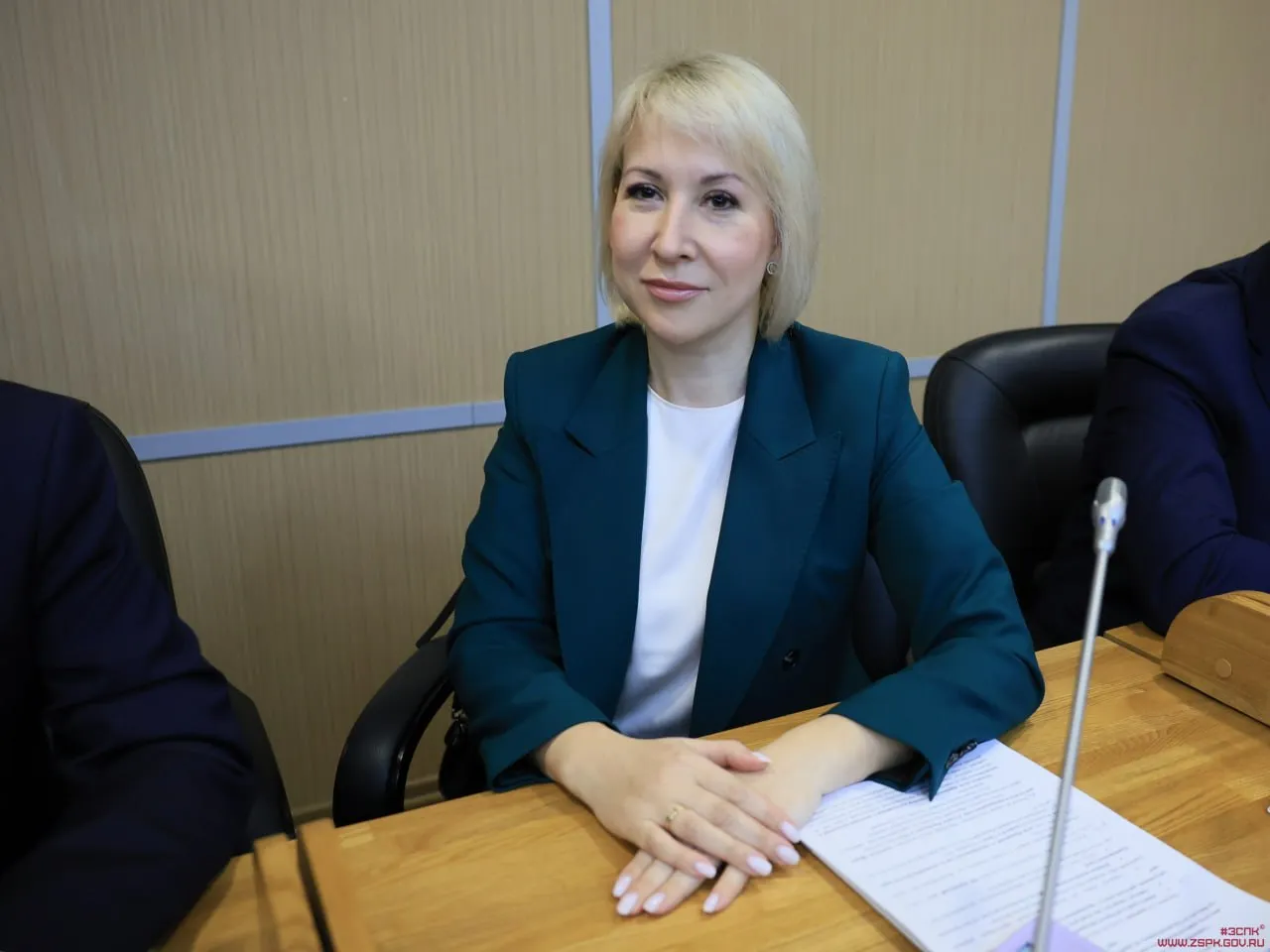 В Приморье депутаты заслушали ежегодный доклад бизнес омбудсмена ℹ Исполняющая обязанности уполномоченного по защите прав предпринимателей в Приморском крае Наталия Кошелева представила депутатам ежегодный доклад о состоянии бизнеса в регионе В 2025 году в адрес бизнес омбудсмена поступило 360 обращений на 12 5 больше чем годом ранее Чаще всего за помощью обращались представители торговли общественного питания сферы услуг и производства Всё активнее подключаются предприниматели из муниципалитетов число обращений из территорий края выросло в два раза Среди ключевых тем поднятых бизнесом налоговая реформа незаконная конкуренция привлечение иностранной рабочей силы кадастровая стоимость недвижимости экологические и административные штрафы При этом в регионе сохраняется положительная динамика развития предпринимательства В Приморье зарегистрировано более 93 тысяч субъектов бизнеса а число самозанятых выросло до почти 154 тысяч человек Хочу еще раз подчеркнуть что депутатский корпус в рамках своих полномочий отрыт к диалогу как с точки зрения взаимодействия по каким то конкретным вопросам так и с точки зрения изменения регионального законодательства сказал спикер ЗСПК Антон Волошко Доклад исчерпывающий срез проблем бизнеса представленный в нем актуальный он совпадает с теми вопросами которые поднимают сегодня предприниматели Самая больная тема этого и прошлого года это упрощенка и патентная система налогообложения Поэтому хотела бы рекомендовать уполномоченному направить подготовленные ею предложения по корректировке федерального законодательства связанные с налоговой системой для включения в программу развития Дальнего Востока и Арктики в качестве меры поддержки экономики региона Этот документ разрабатывается по поручению президента и сейчас как раз то время чтобы вносить в него предложения отметила депутат ЗСПК Юлия Пак Полностью читайте на нашем сайте Подписывайтесь на новости парламента Приморья
