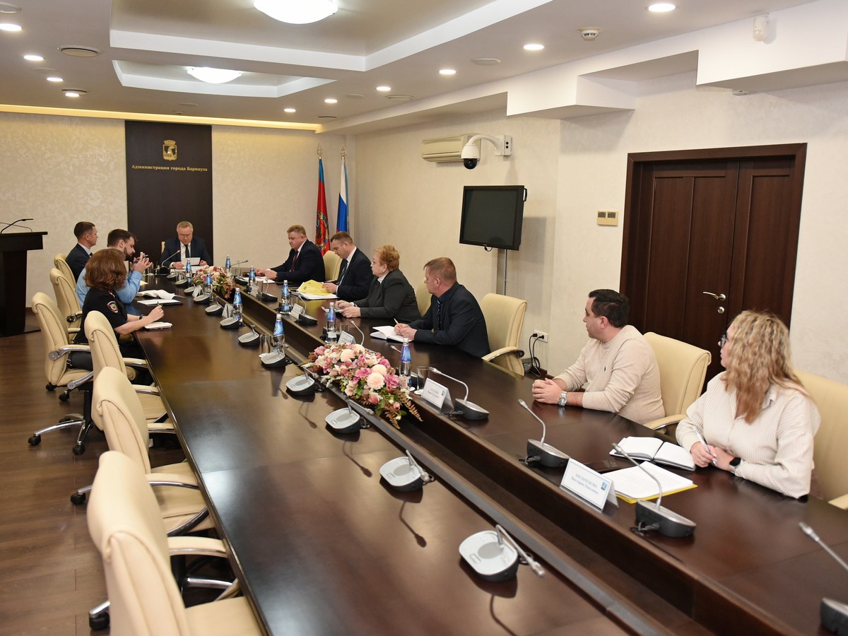 В администрации города обсудили организацию проведения капитального ремонта школ 60 и 102 В администрации Барнаула состоялось совещание посвященное организации проведения капитального ремонта школ 60 и 102 Его провел заместитель главы администрации города по социальной политике Александр Артемов Во встрече приняли участие представители органов прокуратуры полиции подрядной организации городского комитета по образованию руководители образовательных организаций Как напомнил председатель городского комитета по образованию Андрей Муль три общеобразовательные организации краевой столицы гимназия 80 школа 60 и один из корпусов школы 102 включены в план реализации мероприятий по модернизации школьных систем образования в рамках федерального проекта Все лучшие детям национального проекта Молодежь и дети Александр Артемов подчеркнул важность реализации национального проекта и необходимость выполнения мероприятий качественно и в установленные сроки Подробнее на сайте Подписаться ВКонтакте MAX