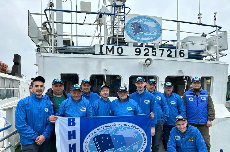 Ученые обследовали район аварии танкеров «Волгонефть» : Написать нам -Черноморского филиала Всероссийского НИИ рыбного хозяйства и океанографии обследовали район прошлогодней аварии на исследовательском судне «Олег Бетин». «Цель экспедиции — провести научные исследования в районе разлива мазута, определить текущие значения загрязнения нефтепродуктами воды и донных отложений, оценить динамику процессов самоочищения моря, уровень токсичности образцов воды и донных грунтов для морских обитателей», — рассказали в НИИ. Ранее Роспотребнадзор объявил, что пляжи Анапы и Темрюка в этом году не пригодны для купания. При этом рыбу из Черного и Азовского морей признали безопасной для употребления в пищу. Фото: ВНИРО Читать полностью