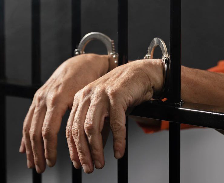 Два года полицейские искали псевдоврача, укравшего деньги Полицейские Сергиево-Посадского округа задержали подозреваемую в краже ₽200 тыс. у жительницы Сергиева Посада. Кража была совершена два года назад. В июне 2023 года злоумышленница под видом врача пробралась в дом к женщине, которая ожидала очередь на операцию по коррекции зрения. Злоумышленница похитила из комода деньги и скрылась. Следователи возбудили уголовное дело, но задержать преступницу по горячим следам не смогли. Позже, во время работы над преступлениями прошлых лет, полицейские установили личность причастной к краже. Ею оказалась ранее судимая жительница Смоленска. На данный момент по постановлению Сергиево-Посадского городского суда она находится под стражей. Фото: freepik.com