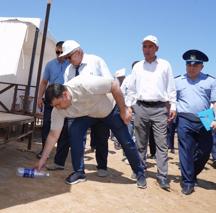 Уборку на пляже провел глава Туркестанской области Нуралхан Кушеров побывал на побережье Шардаринского водохранилища, разбирался с туристическими маршрутами и лично выявил недостатки. "Срочно приведите пляжи в порядок, обеспечьте чистоту и безопасность. Предприниматели, владеющие зонами отдыха, должны добросовестно выполнять свои обязанности. Контракт должен быть расторгнут, если не будут соблюдены необходимые требования к пляжам", - подчеркнул он.