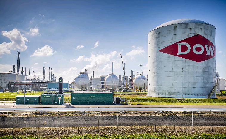 Из-за удорожания энергии и газа американская химическая компания Dow закроет три завода в Европе до конца 2027 года Как говорится в пресс-релизе компании, такое решение принято в ответ на "структурные проблемы" в регионе. В частности, Dow намерена закрыть предприятие по производству этилена в Бёлене Германия , а также комплекс по производству хлора, щелочи и ПВХ в немецком Шкопау в четвертом квартале 2027 года. Британский завод по выпуску силоксанов планируется остановить в середине 2026 года. Эти шаги приведут к потере порядка 800 рабочих мест. Остановка трех европейских предприятий потребует от компании списаний до $790 млн YouTube sponsr.ru