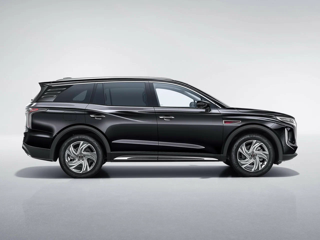 В представительстве Hongqi раскрыли технические характеристики и особенности дизайна 7-местного кроссовера HS7, который вскоре выйдет на российский рынок.   Размеры автомобиля составляют 4995 x 1960 x 1760 мм, колесная база – 2920 мм. Углы въезда/съезда - 20°/18° соответственно. Коэффициент сопротивления воздуха Cd - 0,327.   Кроссовер оснащается 2,0-литровым бензиновым турбомотором и 48-вольтовой мягкой гибридной системой. Отдача системы - 245 л.с. и 380 Нм.  В паре с двигателем работает 8-ступенчатый "автомат" Aisin. Система полного привода работает с гидравлической муфтой BorgWarner.   Дата старта продаж не названа. Но ранее "Китайские автомобили" выяснили, что модель дебютирует в конце августа или сентябре 2025 года.   #hongqi