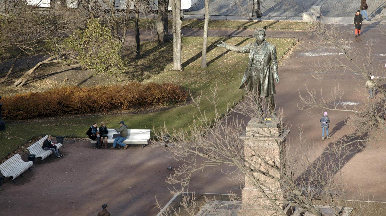 В Петербурге хотят отремонтировать памятник Пушкину на площади Искусств Стоимость работ оценили в 7,5 млн рублей, следует из информации, опубликованной на сайте госзакупок. Победитель тендера должен будет сначала провести научные и инженерные исследования, а затем разработать проектную документацию, которая будет согласована с ГАТИ и КГИОП. После этого подрядчик сможет приступить к ремонтным работам, завершение которых запланировано на конец 2025 года. Автор фото: Антон Ваганов/"ДП"