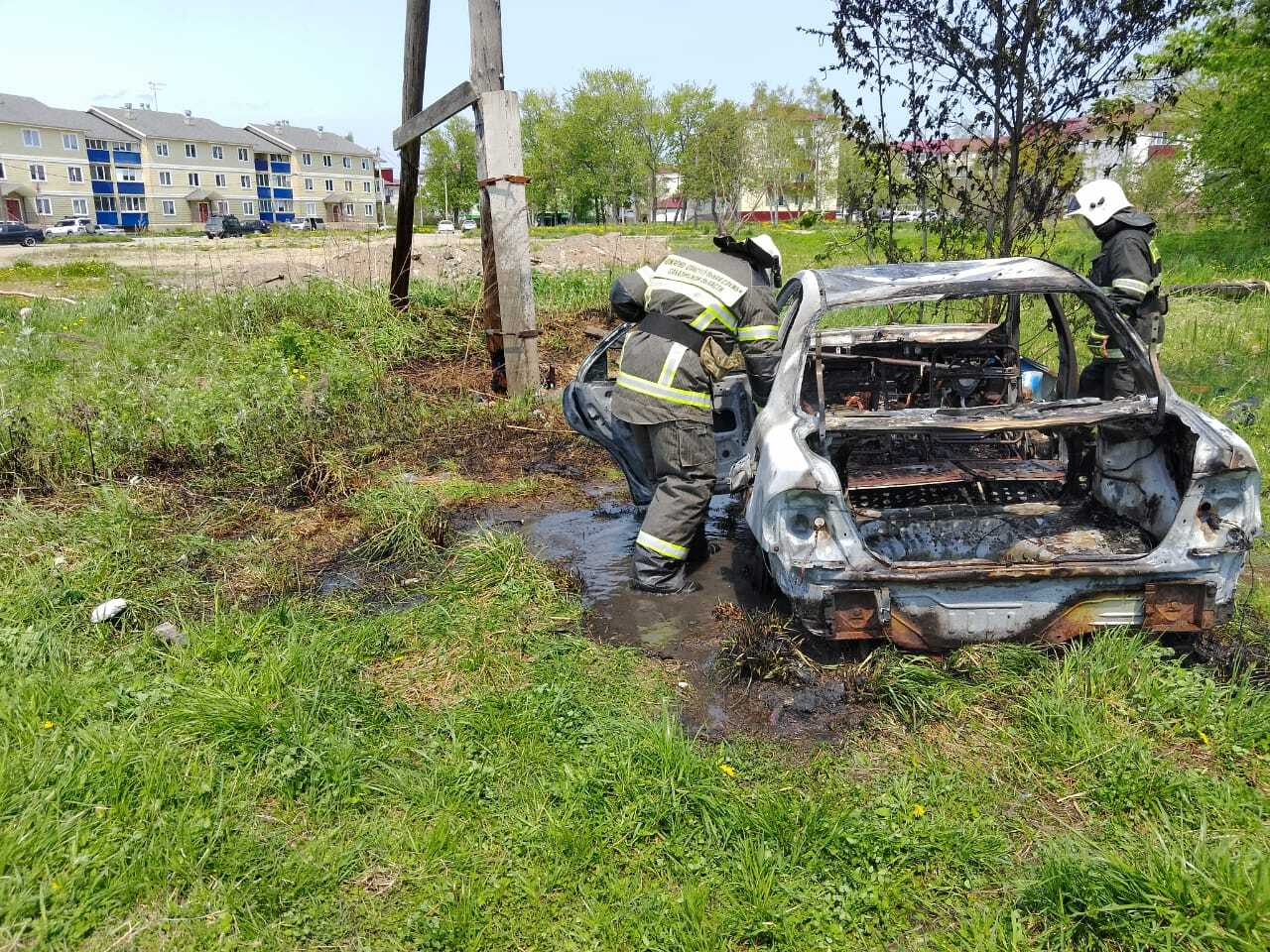 В Аниве потушили автомобиль 28 мая в 13.30 на диспетчерский пункт Анивского пожарно-спасательного отряда поступило сообщение о пожаре, в 13:37 на место происшествия прибыл личный состав пожарно-спасательной части № 51 г. Анива. По прибытию было установленно что на ул. Комсомольская 28 горит легковой автомобиль на площади 6 кв. метров. Локализовать возгорание удалось в 13:40, а в 13:44 пожар был полностью ликвидирован. Убедившись что никакой опасности для окружающих автомобиль больше не представляет, пожарные проследовали в подразделение. Всего на выезде было задействовано 5 человек личного состава и 1 единица техники. Погибших и пострадавших нет. Причины пожара устанавливаются.