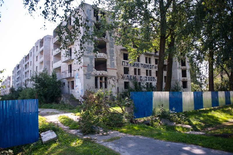Фонд ЖСС намерен вложить 683 миллиона рублей в строительство дома на улице Невского в Калининграде Здание появится на месте незавершённого объекта дольщиков Альфастроя Жилой комплекс будет высотой шесть семь этажей В нём собираются обустроить 93 квартиры Объект планируют сдать во втором квартале 2030 года Проект одобрили на заседании инвестсовета Фонд ЖСС получит участок на улице Невского 190А в аренду без проведения торгов Компания должна будет безвозмездно передать более 20 квартир для расселения аварийного жилья в Краснознаменске и Немане Подписаться на Калининград Ru