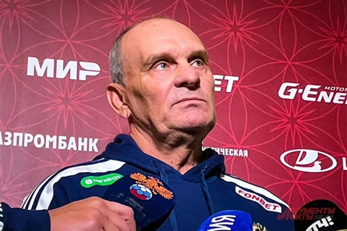 Тренера вратарей сборной России уличили в многожёнстве. Тренера вратарей «Ростова» и сборной России по футболу Виталия Кафанова уличили в многожёнстве, сообщает издание «Sport Baza». В распоряжении журналистов оказалось два действующих свидетельства о браке специалиста. Первое было заключено в 1998 году с Марал Кафановой, а второе — в 2018 году с девушкой по имени Римма. Документ обнаружила первая жена Кафанова. По семейному кодексу многожёнство в России запрещено, поэтому Марал предполагает, что Кафанов для заключения второго брака специально сделал второй паспорт. В январе Кафанов заявлял, что имеет тройное гражданство — России, Казахстана и Туркменистана. Теперь первая жена тренера требует расторжения его второго брака. Сам Кафанов также обратился в суд с просьбой расторгнуть первый брак.