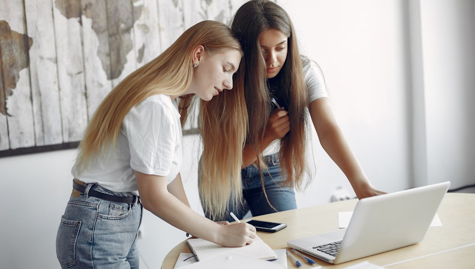 Авито Подработка и Авито Услуги интерес молодых людей к подработке в 2026 году вырос почти в полтора раза К Дню студента Авито Подработка и Авито Услуги провели исследование которое показало что молодые люди все активнее стремятся к финансовой независимости во время учебы а также дали рекомендации по безопасному поиску предложений подработки Согласно исследованию в начале 2026 года молодые люди в возрасте 18 24 лет не только активно ищут подработку но и начинают предлагать свои услуги как специалисты iguides