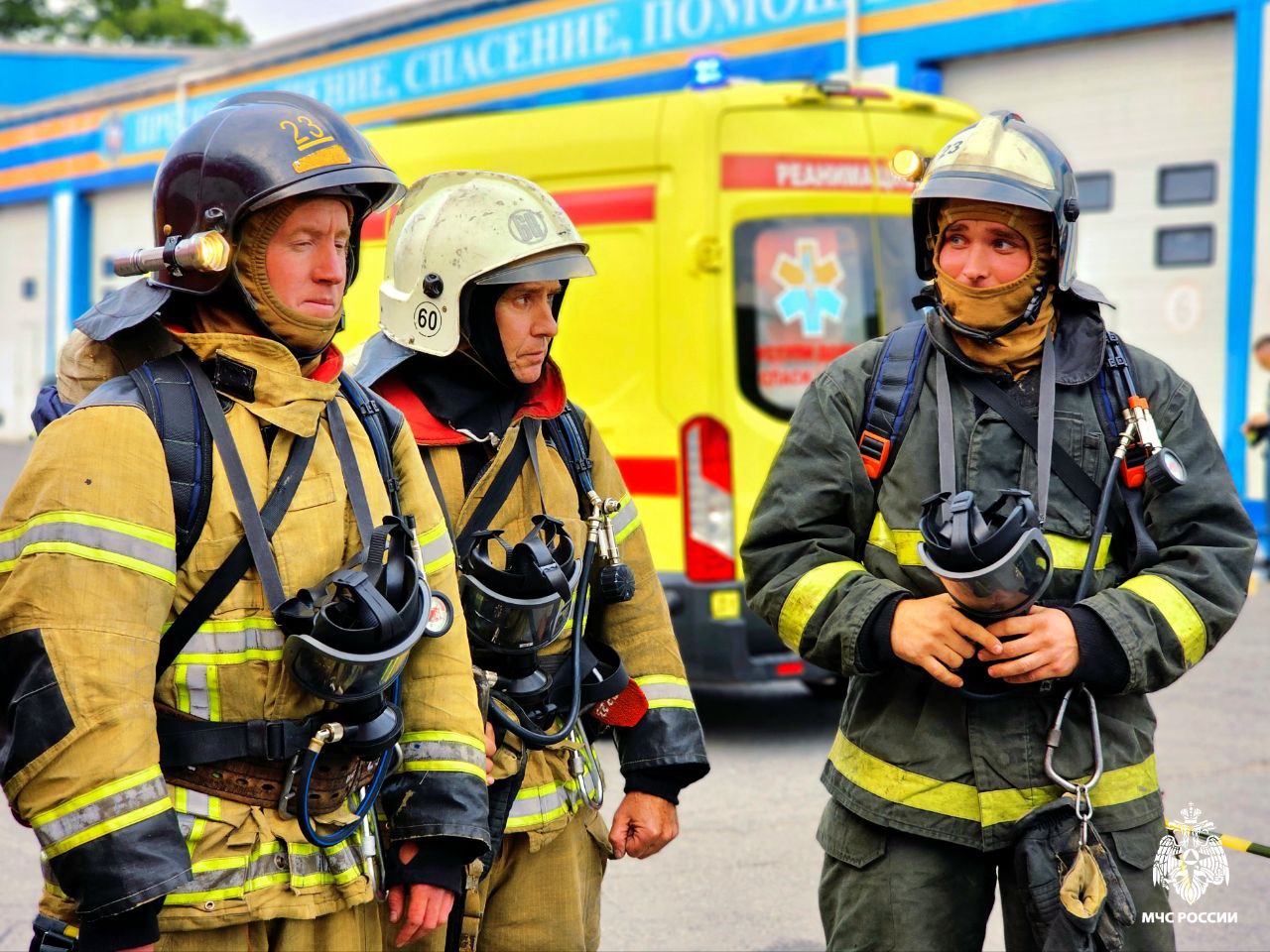  В Приморье за минувшие сутки: ЧС не произошло; на водных объектах зарегистрировано 1 происшествие; Вчера в центр управления в кризисных ситуациях поступила информация о том, что на реке Большая Уссурка в г. Дальнереченск предположительно утонул 16-летний подросток. Для проведения поисков к месту были направлены спасатели краевой поисково-спасательной службы и инспекторы ГИМС, к сожалению, проведенные мероприятия результатов не дали. Сегодня на место происшествия направлены водолазы МЧС России. Информация уточняется. пожарные для ликвидации последствий ДТП привлекались 1 раз; зафиксировано 10 пожаров, из них на 5 реагировали сотрудники МЧС России, они привлекались на возгорание мусора во Владивостоке, рыболовного судна в Находке и гаража в Уссурийске, возгорание салона автомобиля в Арсеньеве и конька крыши дома в Уссурийске были ликвидированы до прибытия пожарных. Погибших и пострадавших нет. #СводкаМЧС25
