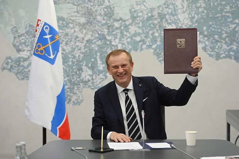В Сосновом Бору появится крытая ледовая арена В 2026 году начнутся работы по строительству крытой ледовой арены Объект займёт площадь 9000 квадратных метров и позволит тренироваться местным жителям и принимать престижные соревнования Соответствующее соглашение о возведении нового спортивного комплекса подписали губернатор Ленинградской области Александр Дрозденко концерн Росэнергоатом и администрация Соснового Бора Администрация Ленобласти Подпишись на Комсомольскую правду СПб отдай свой буст нам