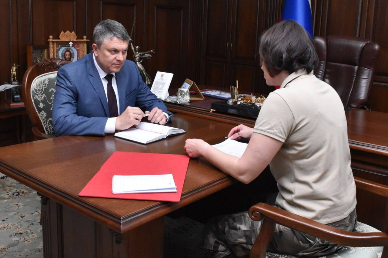 Глава ЛНР Леонид Пасечник и уполномоченный по правам человека в Республике Анна Сорока обсудили результаты работы омбудсмена за минувший год. «Провел рабочую встречу с Уполномоченным по правам человека в Луганской Народной Республике Анной Сорокой. В мае прошлого года омбудсмен приступила к исполнению своих обязанностей. Обсудили достигнутые совместными усилиями результаты работы и чем удалось помочь людям», — написал Пасечник в своем Телеграм-канале. Он напомнил, что Сорока в конце прошлого года подняла важный вопрос — оснащение системами РЭБ автотранспорта, осуществляющего социальные функции в прифронтовых населенных пунктах республики. В результате социальный транспорт Лисичанска, Сватовского и Кременского муниципальных округов оснащен системами РЭБ.