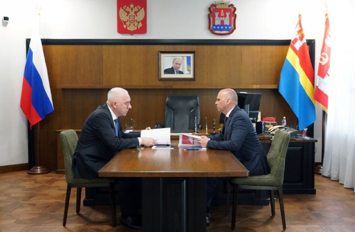 Цифра дня: в 6 раз увеличили выплаты ветеранам ВОВ к 9 Мая в Калининградской области Региональную выплату ветеранам Великой Отечественной войны увеличили в 6 раз, сообщил губернатор Алексей Беспрозванных по итогам встречи с полномочным представителем президента России в СЗФО Александром Гуцаном. «В этом году увеличили в шесть раз региональную выплату к 9 Мая для инвалидов и участников Великой Отечественной войны, в два раза - для бывших несовершеннолетних узников концлагерей, жителей блокадного Ленинграда, ветеранов становления области. Выделили свыше 13 млн рублей», - рассказал Беспрозванных. Губернатор добавил, что обсудил с полпредом президента вопросы безопасности региона, подготовки к 9 Мая и исполнение поручений президента по чествованию ветеранов Великой Отечественной войны. «Доложил, что звания почетного гражданина своих городов удостоены все 65 участников Великой Отечественной войны, проживающие в 12 муниципалитетах. Им также назначена единовременная выплата. Больше 1 300 жителям региона вручили юбилейную медаль к 80-летию Победы, учрежденную решением президента России. В апреле вместе с пенсией им поступит выплата к юбилею Победы», - отметил глава области и выразил благодарность полномочному представителю президента РФ в СЗФО за поддержку региона во всех направлениях.