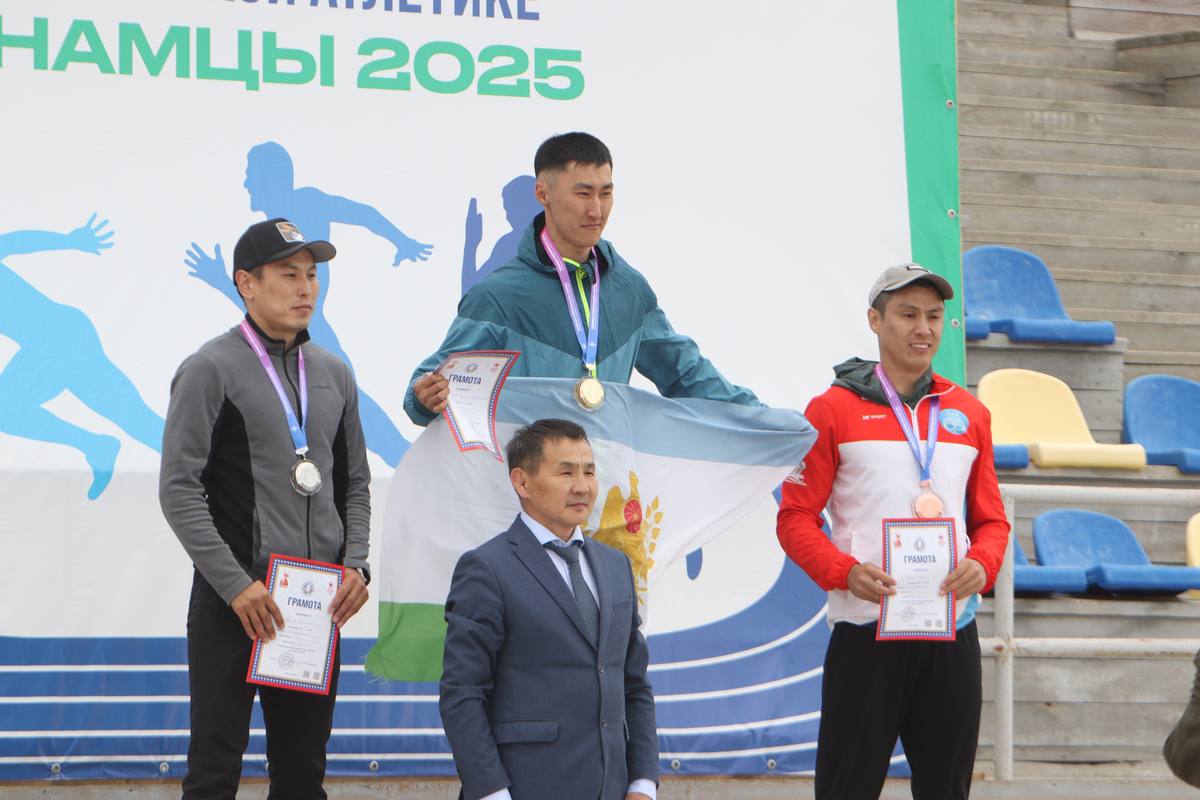  Новый король стометровки. Нюрбинец Айаал Иванов стал чемпионом Якутии Новым чемпионом Якутии по легкой атлетике на дистанции сто метров стал 27-летний Айаал Иванов из Нюрбинского улуса. В финальном забеге он финишировал с результатом 10,80 секунд и завоевал звание в конкуренции с сильнейшими соперниками в лице Валентина Иванова и Михаила Руфова, сообщает ЯСИА. Проходящий в селе Намцы чемпионат республики по легкой атлетике является отборочным на Игры Манчаары. В соревнованиях спортсмены не только разыгрывали медали и выявили 16 участников Спартакиады по национальным видам спорта, но и разведали обстановку перед главным республиканским стартом четырехлетия. «Впервые я пробежал на такое время в 2019 году, тогда проходили отборочные соревнования на Спортивные игры народов Якутии. Сегодня в финальном забеге со старта выбежали все вместе, Валентин Иванов вырывался немного вперед, но мгновений хватило, чтобы исправить ситуацию. Боковым зрением я уже видел, что он начинает отставать. Я сумел хорошо финишировать. Впереди ещё много работы, будем готовиться к Играм Манчаары», — рассказал ЯСИА Айаал Иванов. Все новости #Яестьновость Обсудить