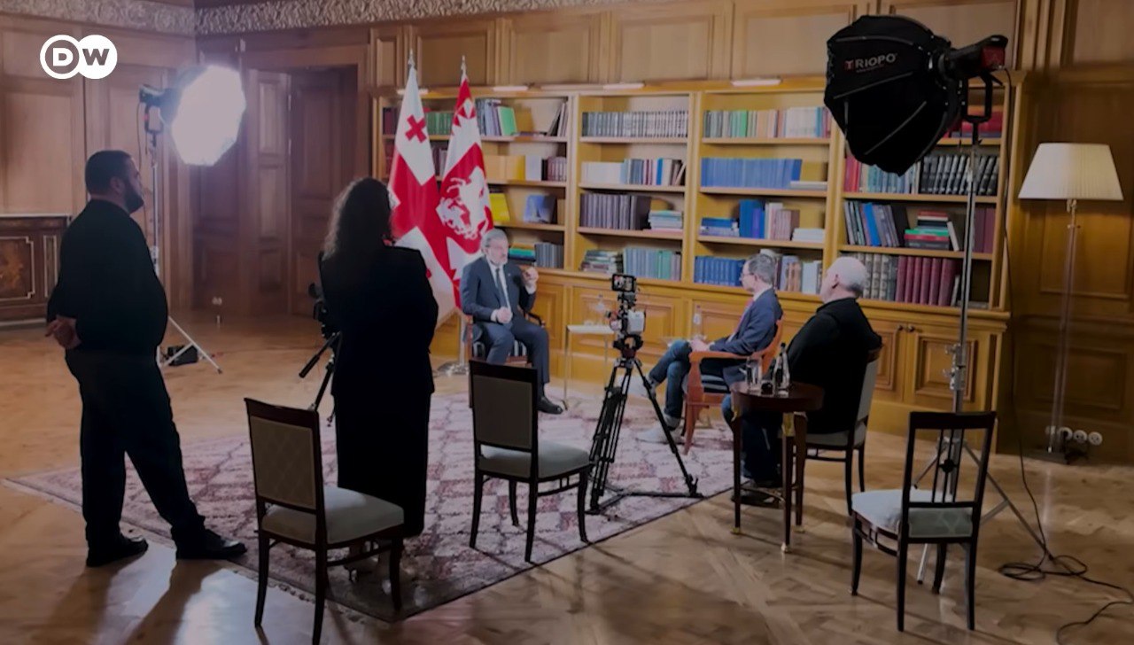 К 2030 году Грузия будет готова вступить в ЕС но поддержка этого среди граждан падает заявил DW президент Михаил Кавелашвили Он был назначен на пост правящей партией Грузинская мечта которую многие в стране считают пророссийской Сам он это отрицает Нет ничего никаких фактов которые подтверждали бы что у нас есть какая то связь с правительством России сказал Кавелашвили в интервью DW По его словам политика властей в Тбилиси сегодня основана на прагматичных сбалансированных и реалистических моделях Весь мир заинтересован в том чтобы остановить Россию Как по вашему мнению мы сможем вернуть свои территории если будем вести себя агрессивно по отношению к России Есть ли какой то другой способ вернуть наши территории Мы не являемся страной НАТО НАТО отказала нам говорит политик Протестующих против государственного курса и считающих его пророссийским Кавелашвили назвал молодежью которая была обманута За протестами в Грузии по его словам стоит некая сила которая не заинтересована в тесных отношениях между правительством Грузинской мечты и странами ЕС Кавелашвили утверждает что нынешние власти Грузии все еще привержены проевропейскому курсу страны Однако поддержка этого среди граждан сократилась сказал политик не приведя данных которые бы это подтверждали dwglavnoe