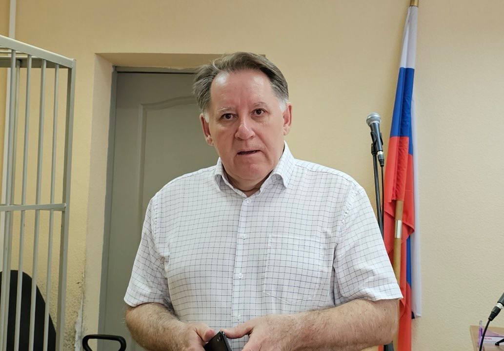 В Екатеринбурге преподавателя вуза приговорили к исправительным работам по делу о «фейках» Судья Ленинского районного суда Екатеринбурга Юлия Лобанова приговорила преподавателя Уральского государственного горного университета и Уральского гуманитарного института Сергея Абрамова к 10 месяцам исправительных работ с удержанием 15% заработной платы. Его признали виновным по части 1 статьи 207.3 УК РФ — распространение заведомо ложной информации о Вооружённых силах РФ, сообщает корреспондент «НеМосквы» из зала суда. По версии следствия, Абрамов продвигал «украинские ценности» и распространял ложную информацию о действиях ВС РФ во время лекций. Гособвинение запрашивало год исправительных работ с удержанием 20% дохода в пользу государства. Адвокат просил суд смягчить наказание, ссылаясь на плохое состояние здоровья Абрамова и его участие в благотворительных проектах. Приговор был вынесен на втором заседании. Подсудимый признал вину. В ноябре 2024 года 61-летнему Сергею Абрамову было предъявлено обвинение по статье о распространении «фейков» о российской армии. По сообщениям СМИ, он обсуждал со студентами историю Украины и России, а также высказывался об «оккупации украинских территорий российскими войсками». Абрамова задержали прямо в университете в ноябре 2024 года. Следствие ходатайствовало о его аресте и заключении под стражу, однако суд тогда отказал и ограничился мерами пресечения в виде запрета определённых действий.