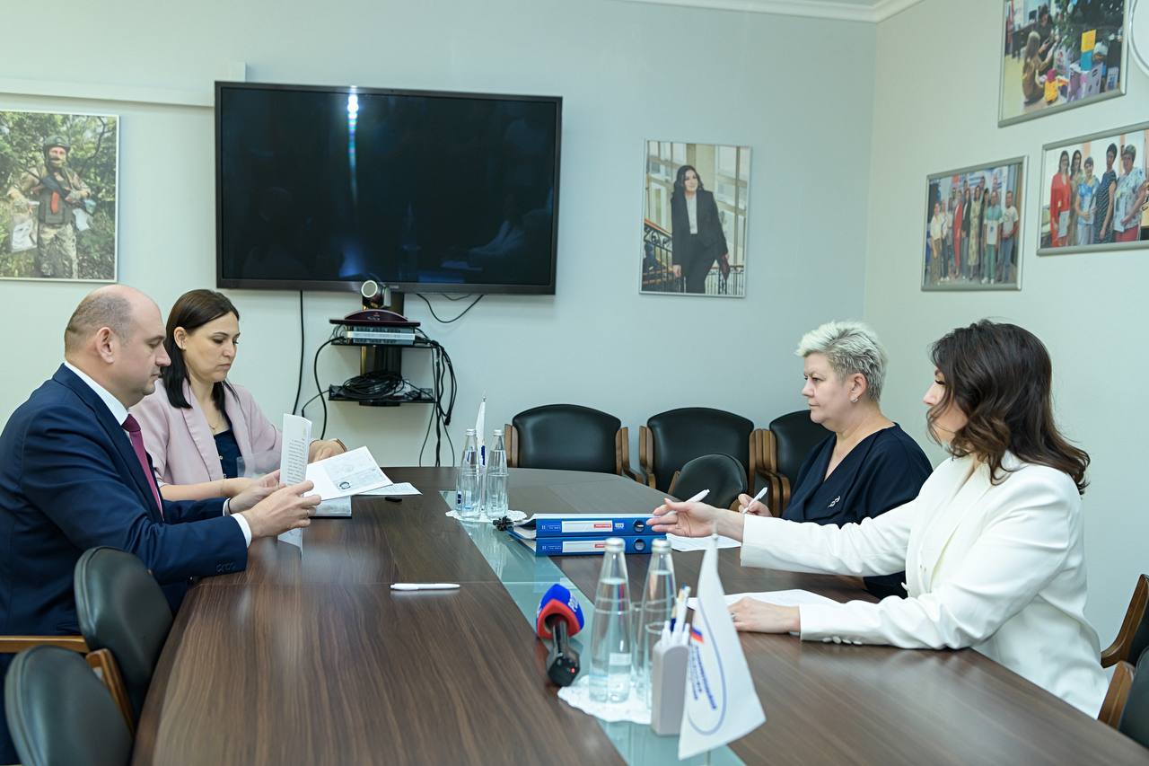 Подал в областную Избирательную комиссию документы для участия в выборах Губернатора Оренбургской области. Собрано необходимое количество подписей для прохождения муниципального фильтра. Также обращался к депутатам «Единой России» с просьбой помочь преодолеть муниципальный фильтр другим кандидатам. Надеюсь, что все они получат необходимое количество подписей муниципальных депутатов и будут зарегистрированы. Впереди нас ждет избирательная кампания. В течение двух месяцев кандидаты будут представлять программы и доказывать избирателям преимущество своих стратегий развития региона. Уверен, что борьба будет честной и открытой, поскольку цель у всех одна: сделать так, чтобы Оренбуржье развивалось, повышалось качество жизни и люди чувствовали эти позитивные изменения. Что касается моей избирательной кампании – продолжу встречи с жителями в территориях. Готов работать. А выбор оренбуржцы сделают в сентябре.