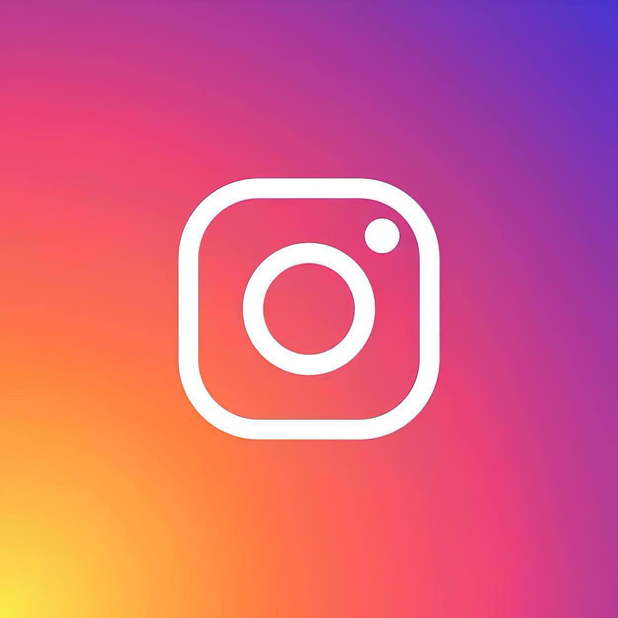 Instagram  ограничил доступ к прямым эфирам для аккаунтов с менее чем 1000 подписчиков  Пользователи Instagram  сообщили об ограничении функции прямых трансляций для малых и закрытых аккаунтов. Согласно публикациям в СМИ, нововведение затронуло профили с аудиторией менее 1000 подписчиков.  Официальных объявлений от Meta  по этому поводу не последовало, что вызвало недоумение среди авторов и малых блогеров. Пока неизвестно, связано ли ограничение с обновлением политики платформы, техническими проблемами или тестированием новой функции.    Meta и принадлежащие ей компании признаны экстремистскими на территории РФ.