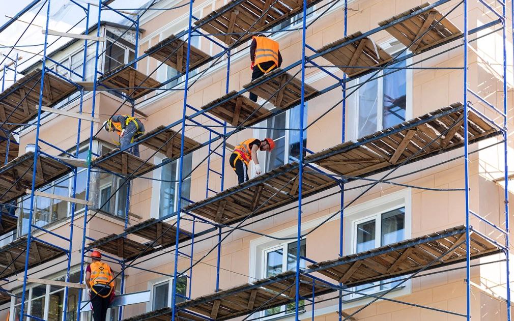 В Госдуму внесли проект о фото и видеоотчетах о ходе капремонта Законопроект обязывает региональных операторов размещать на своих сайтах отчеты о капитальном ремонте многоквартирных домов с фото или видео Изменения предлагается внести в ст 182 Жилищного кодекса По мнению авторов законодательной инициативы благодаря изменениям у жильцов многоэтажки будет подтвержденное доказательствами представление о ходе капитального ремонта А при отсутствии полноценного контроля со стороны жильцов возрастает риск ошибок и злоупотреблений это не только ухудшает условия проживания но и создает социальное напряжение и неэффективно расходует ограниченные финансовые ресурсы В случае принятия изменения в законодательстве вступят в силу с 1 января 2026 года законы Фото Alexey Smyshlyaev Shutterstock FOTODOM Читать РБК Недвижимость в Telegram