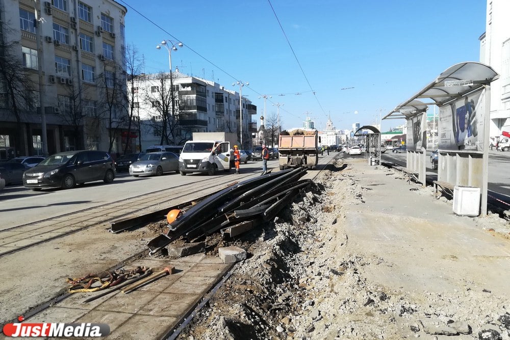 В Екатеринбурге в этом году отремонтируют более 5 км трамвайных путей. Работы будут производить на 9 участках:   —переезд «Таватуйская – Бебеля» – 125 метров  май ; —проезд от Сыромолотова, 14 «в» до Сиреневого бульвара – 704 метра  май ; —переезд «Победы – Кузнецова» – 100 метров  май ; —пути вдоль Белореченской  от Посадкой до Шаумяна  – 1,5 километра  июнь ; —переезд «Гагарина – Первомайская» – 50 метров  июль ; —узел «Радищева – Московская» – 520 метров  июль-август ; —пути вдоль Блюхера  от Шоферов до станции «Шарташ»  – 1 километр  сентябрь ; —пути вдоль Сыромолотова  от Сиреневого бульвара до станции «40 лет ВЛКСМ»  – 590 метров  октябрь ; —пути вдоль Луначарского  от Азина до Челюскинцев»  – 430 метров.  «На 3 участках заменят только рельсы и шпалы, на остальных – и температурные компенсаторы. Перечень участков и сроки их ремонта могут измениться в зависимости от дорожной ситуации,  работ по благоустройству и переустройству или обновлению инженерных сетей», — сообщили в мэрии.