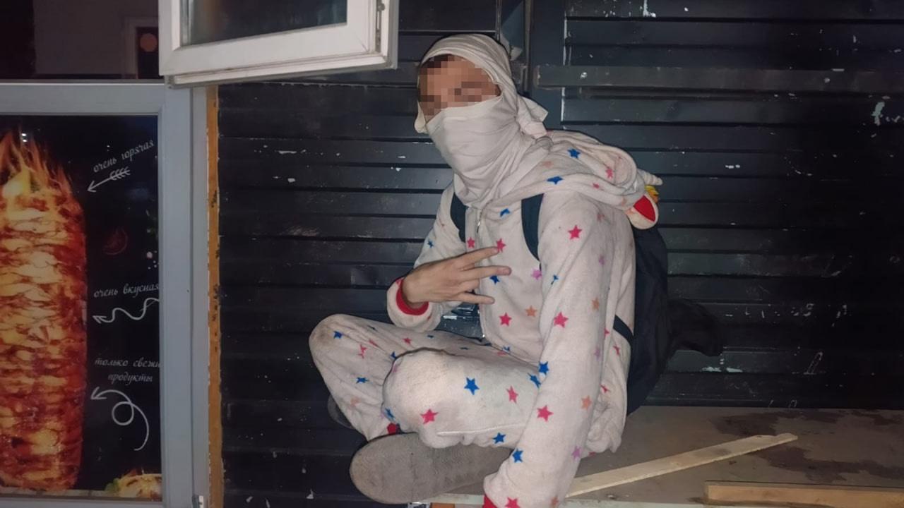 Подросток в костюме единорога устроил погром в киоске с шаурмой  Минувшей ночью подросток в костюме единорога пробрался в киоск с шаурмой и устроил там настоящий кавардак. План был прост — найти деньги. На деле же добычей стали 50 рублей и немного мелочи.  Хулиганить долго не удалось — парня оперативно задержали сотрудники ГБР. По предварительной оценке, ущерб составил около 5 тысяч рублей.  Мальчика передали полиции, но перед этим позвонили его маме. Та, услышав о проделках сына, лишь заметила, что «уже поздно» и пусть он пока «побудет в отделении».  Фото: АБ Гвардия     Прислать новость